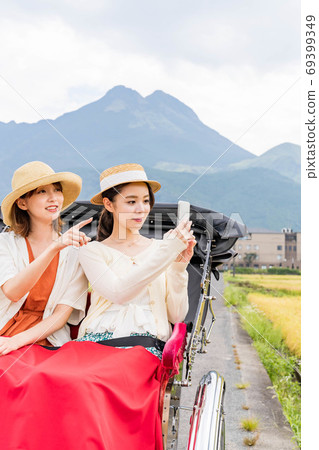 婦女和朋友在由布院女童之旅中享受人力車[9月] [照片合作人力車Ebisuya] 69399349