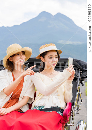 婦女和朋友在由布院女童之旅中享受人力車[9月] [照片合作人力車Ebisuya] 69399350