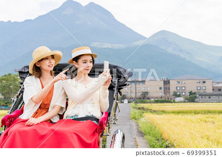 婦女和朋友在由布院女童之旅中享受人力車[9月] [照片合作人力車Ebisuya] 69399351