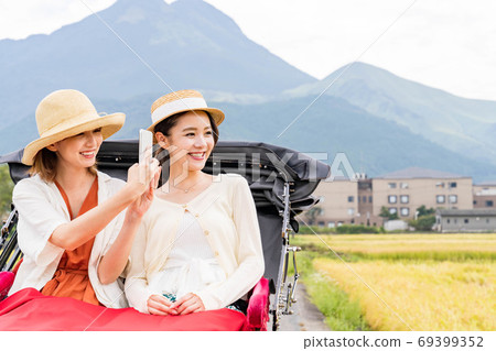 婦女和朋友在由布院女童之旅中享受人力車[9月] [照片合作人力車Ebisuya] 69399352