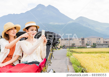 婦女和朋友在由布院女童之旅中享受人力車[9月] [照片合作人力車Ebisuya] 69399353