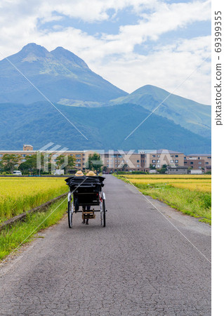 Women and friends enjoying a rickshaw on Yufuin girls' trip [September] [Photo cooperation rickshaw Ebisuya] 69399355