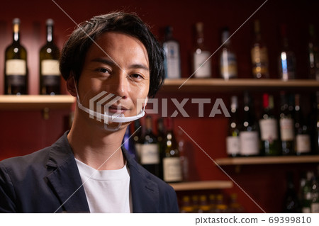A bartender who uses a mouse shield as a countermeasure against new corona infection 69399810