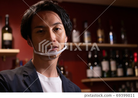 A bartender who uses a mouse shield as a countermeasure against new corona infection A bartender who uses a mouse shield as a countermeasure against new corona infection 69399811