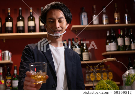 A bartender who uses a mouse shield as a countermeasure against new corona infection A bartender who uses a mouse shield as a countermeasure against new corona infection 69399812