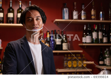 Bartender who shields mouse with new corona infection control Bartender who shields mouse with new corona infection control 69399814