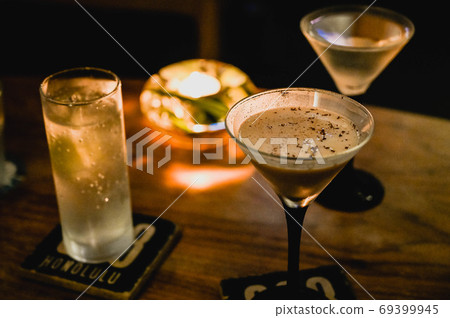 在黑暗中酒吧的雞尾酒,成人時光燭光 在黑暗中酒吧的雞尾酒,成人時光燭光 69399945