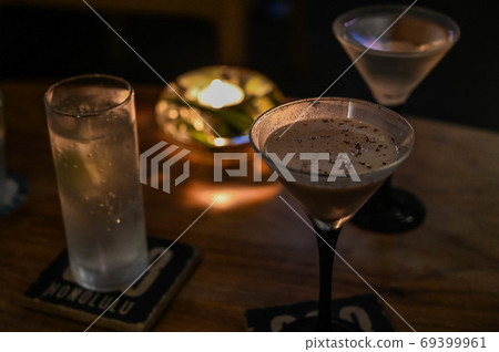 在黑暗中酒吧的雞尾酒，成人時光燭光 69399961