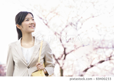 一個女人走在櫻花盛開 一個女人走在櫻花盛開 69400233