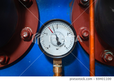 Closeup of clean pressure gauge 69401100