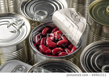 Canned red kidney beans in just opened tin can. Non-perishable f 69401311