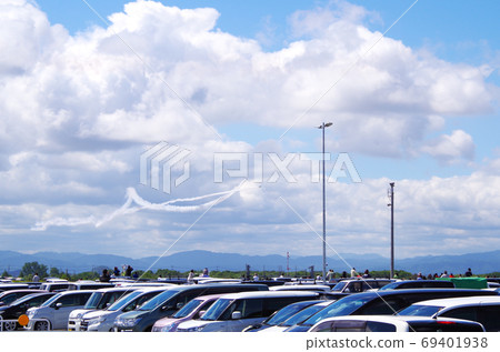A scene where aviation fans watch the aerobatics of the air festival on the ground ... Sakaiminato City, Tottori Prefecture (sunny) A scene where aviation fans watch the aerobatics of the air festival on the ground ... Sakaiminato City, Tottori Prefecture (sunny) 69401938