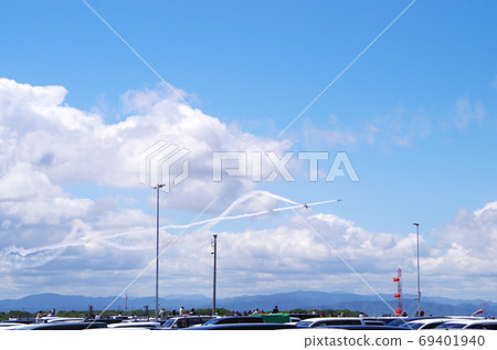 A scene where aviation fans watch the aerobatics of the air festival on the ground ... Sakaiminato City, Tottori Prefecture (sunny) 69401940