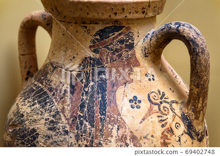 Vase from the excavations in Mycenae, Greece. Painted archeologi 69402748