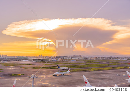 Cumulonimbus Cloud Incus Cloud Airport Airplane Haneda Airport Sunset Evening Canceled Bad Weather Guerrilla Cumulonimbus Cloud Incus Cloud Airport Airplane Haneda Airport Sunset Evening Canceled Bad Weather Guerrilla 69403128