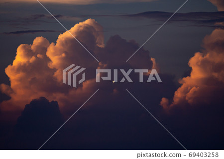 Cumulonimbus Cloud Incus Cloud Airport Airplane Haneda Airport Sunset Evening Canceled Bad Weather Guerrilla Cumulonimbus Cloud Incus Cloud Airport Airplane Haneda Airport Sunset Evening Canceled Bad Weather Guerrilla 69403258