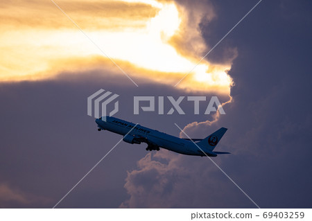 Cumulonimbus Cloud Incus Cloud Airport Airplane Haneda Airport Sunset Evening Canceled Bad Weather Guerrilla Cumulonimbus Cloud Incus Cloud Airport Airplane Haneda Airport Sunset Evening Canceled Bad Weather Guerrilla 69403259