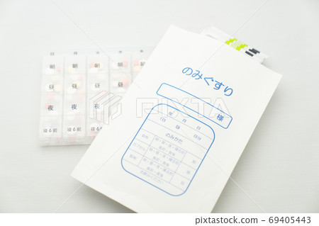 藥箱和裝有藥的藥袋 69405443