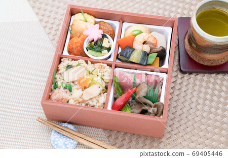 Lunch box of matsutake mushroom rice and roast beef 69405446
