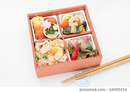 Lunch box of matsutake mushroom rice and roast beef 69405454
