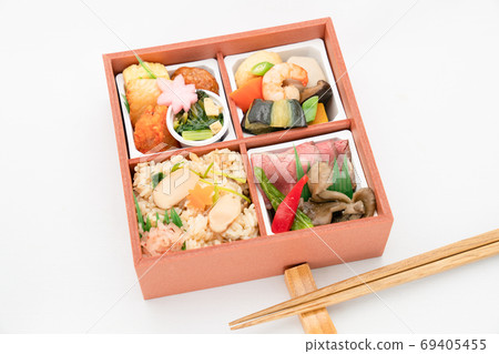 松菇飯和烤牛肉的午餐 69405455