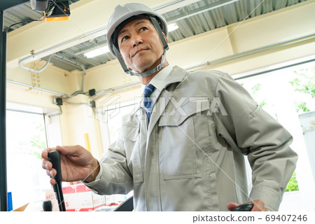 駕駛叉車的中層工人 69407246