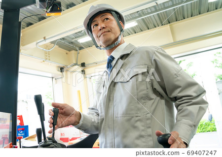 駕駛叉車的中層工人 69407247