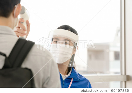 女職員測量體溫[非接觸式體溫計] 69407886