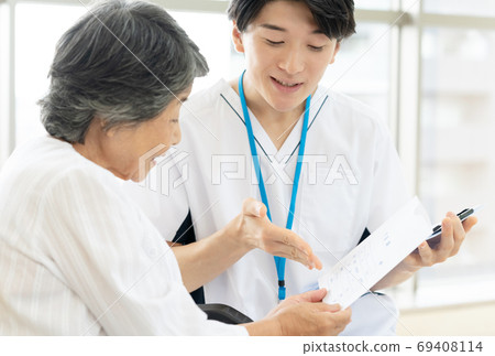 醫院藥劑師和高級女子坐在輪椅上 69408114