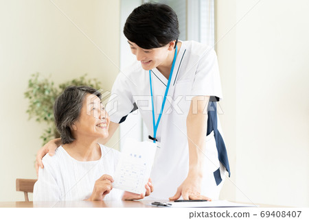 Visiting pharmacist and senior woman Visiting pharmacist and senior woman 69408407
