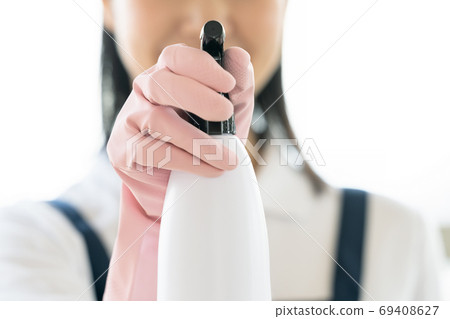 女人拿著噴霧瓶的手[酒精消毒] 69408627