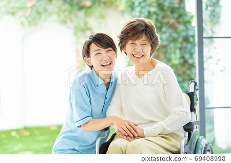 Nursing care wheelchair caregiver senior woman medical image Nursing care wheelchair caregiver senior woman medical image 69408998