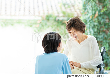 護理輪椅照料者高級女子醫學形象 69409005