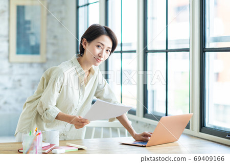 遠程辦公中層女人 遠程辦公中層女人 69409166
