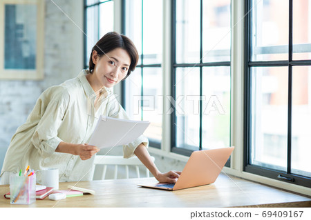 遠程辦公中層女人 遠程辦公中層女人 69409167