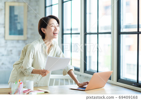 遠程辦公中層女人 遠程辦公中層女人 69409168