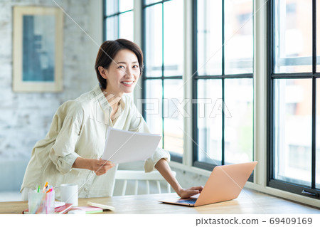 遠程辦公中層女人 遠程辦公中層女人 69409169