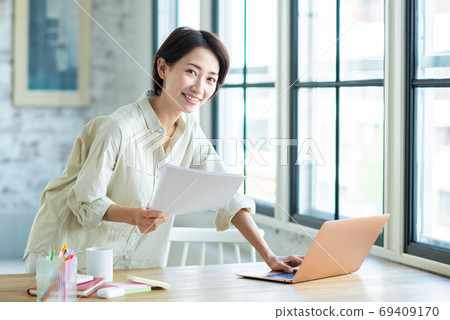 遠程辦公中層女人 遠程辦公中層女人 69409170