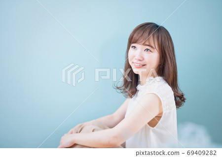A smiling woman A smiling woman 69409282