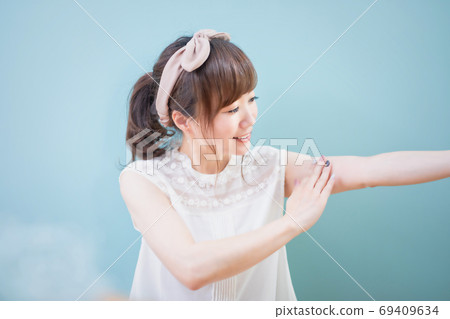 A woman touching his lower arm A woman touching his lower arm 69409634