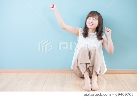 A woman sitting on the floor 69409705