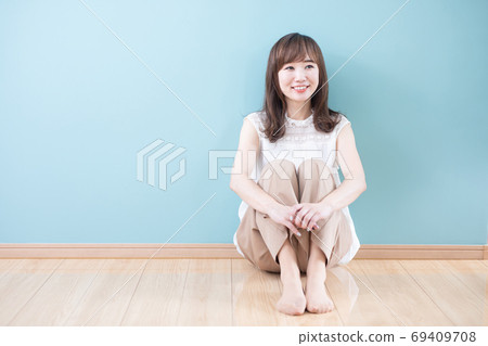 A woman sitting on the floor 69409708