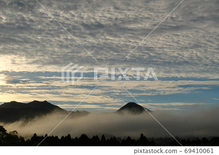 早晨煥發和雲彩海 69410061