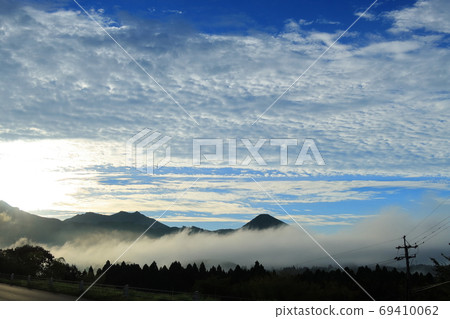 Scale clouds and sea of clouds 69410062