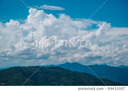 夏日的天空夏末時分，在山上升起的湍流雲a-2淺色調 69410307