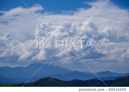Cumulonimbus clouds that spring up in the mountains in late summer b-1 Cumulonimbus clouds that spring up in the mountains in late summer b-1 69410309