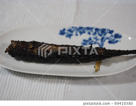 深褐色秋刀魚烤魚 深褐色秋刀魚烤魚 69410380