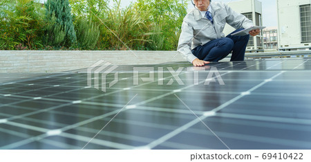 男工人檢查太陽能電池板 69410422