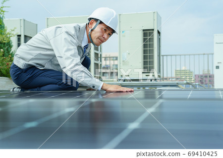 男工人檢查太陽能電池板 69410425