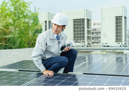 男工人檢查太陽能電池板 69410428